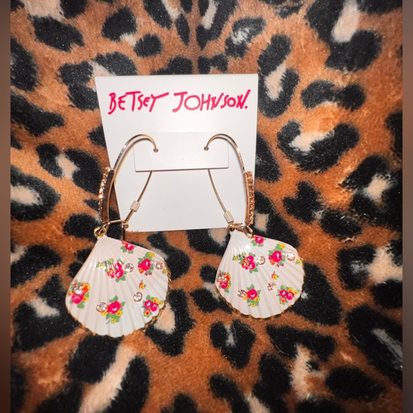 Betsey Johnson Shell Yeah Flower Earrings New - Picture 2 of 2